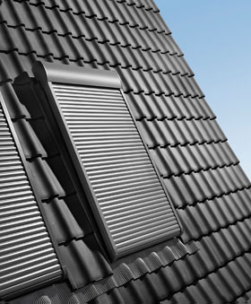 Plaatsing van rolluik op uw VELUX dakvenster